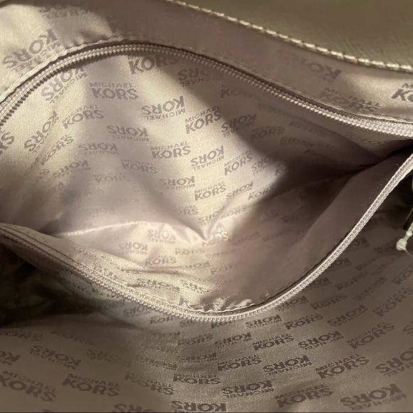 ❌SOLD❌Michael Kors Jet Set Tote Leather Grey Silver Bag - Picture 12 of 16